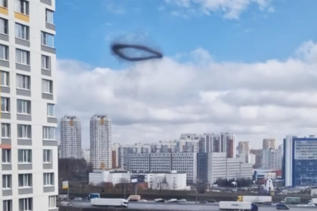 Загадочное черное кольцо в небе над Строгино напугало москвичей